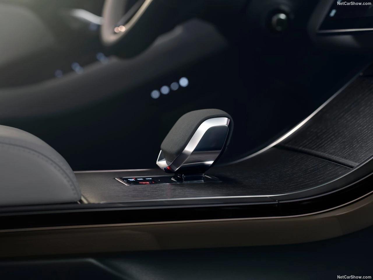 Louez un Range Rover Evoque, un SUV compact parfait pour la ville et la montagne en Suisse.