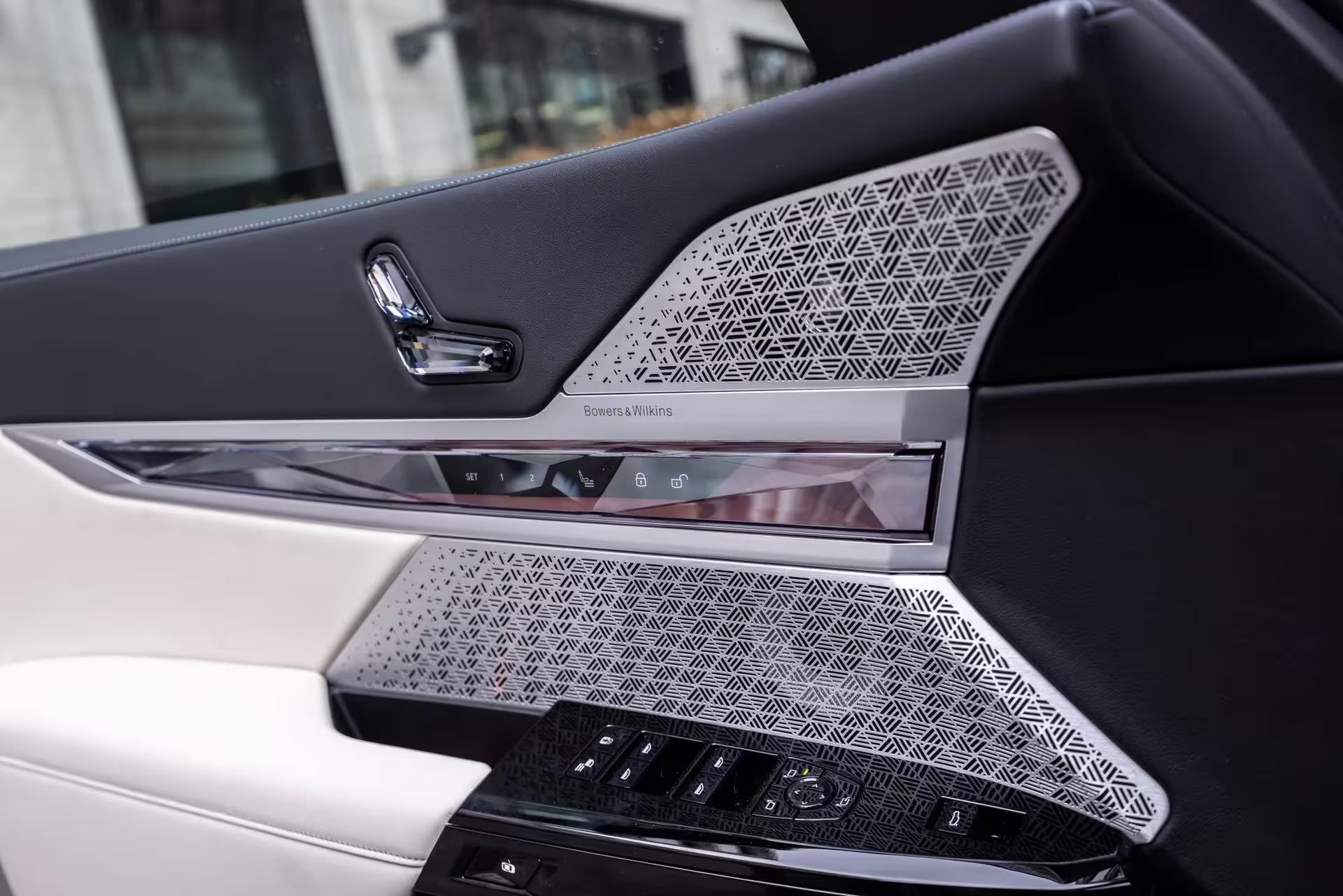 BMW 750 Le xDrive – Écrans Arrière Tactiles BMW Theatre Screen : Un Divertissement de Luxe
