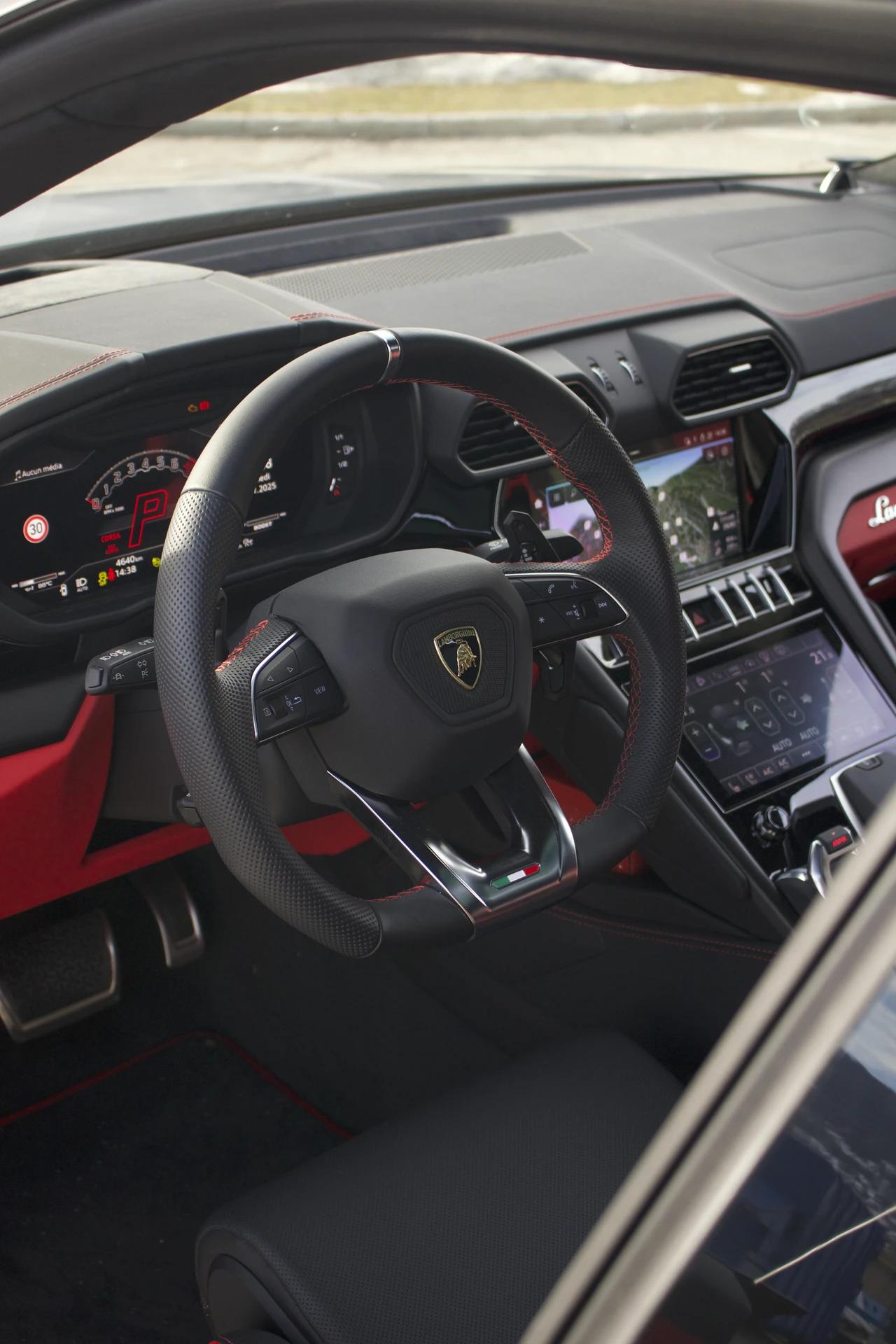 Tableau de bord Lamborghini Urus S noir mat