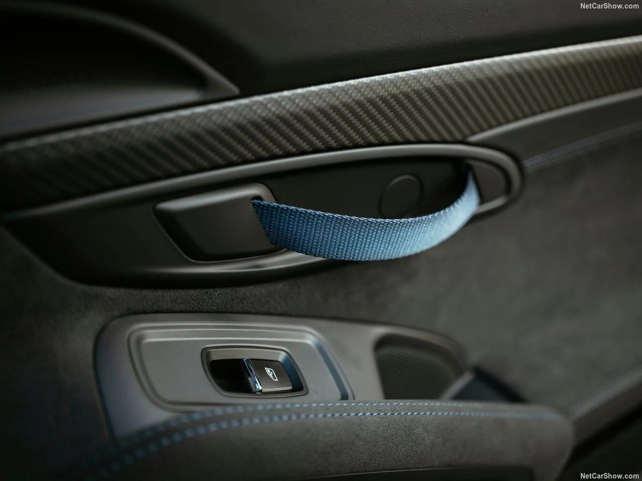 Louez un Porsche 718 Cayman GT4 RS en Suisse pour une conduite haute performance grisante
