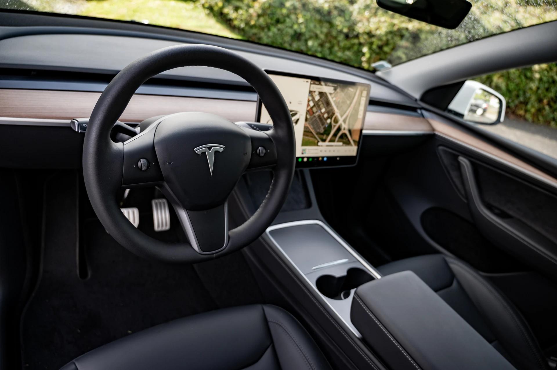 Tesla Model Y – Commandes vocales intuitives
