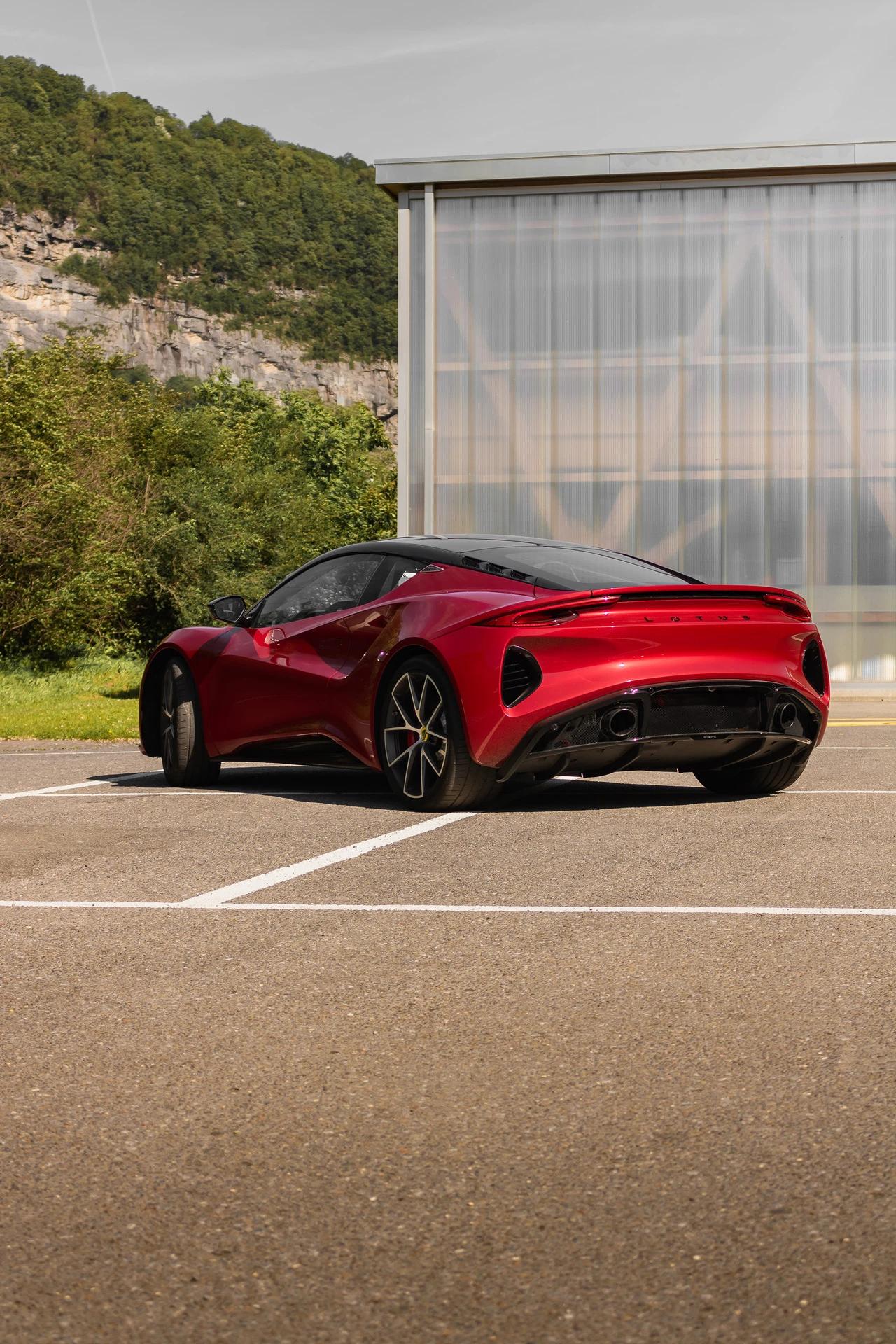 Louez la Lotus Emira en Suisse, une voiture haut de gamme alliant style et performance