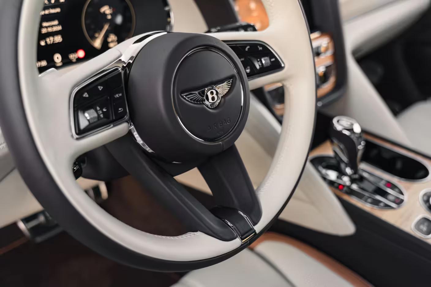 Découvrez les routes des Alpes suisses en Bentley Bentayga - Confort ultime