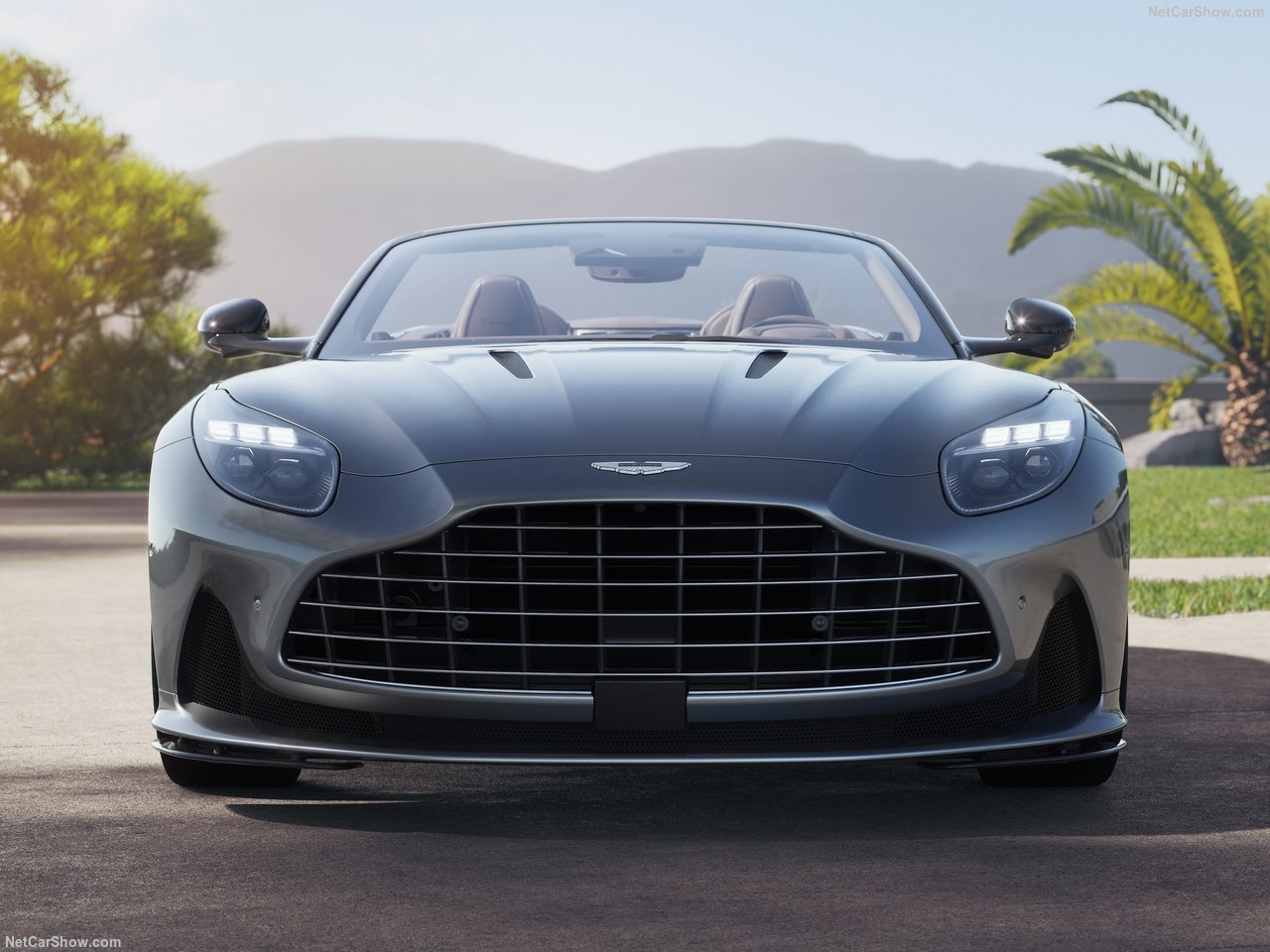 Aston Martin DB12 Volante – Calandre Avant Élégamment Élargie