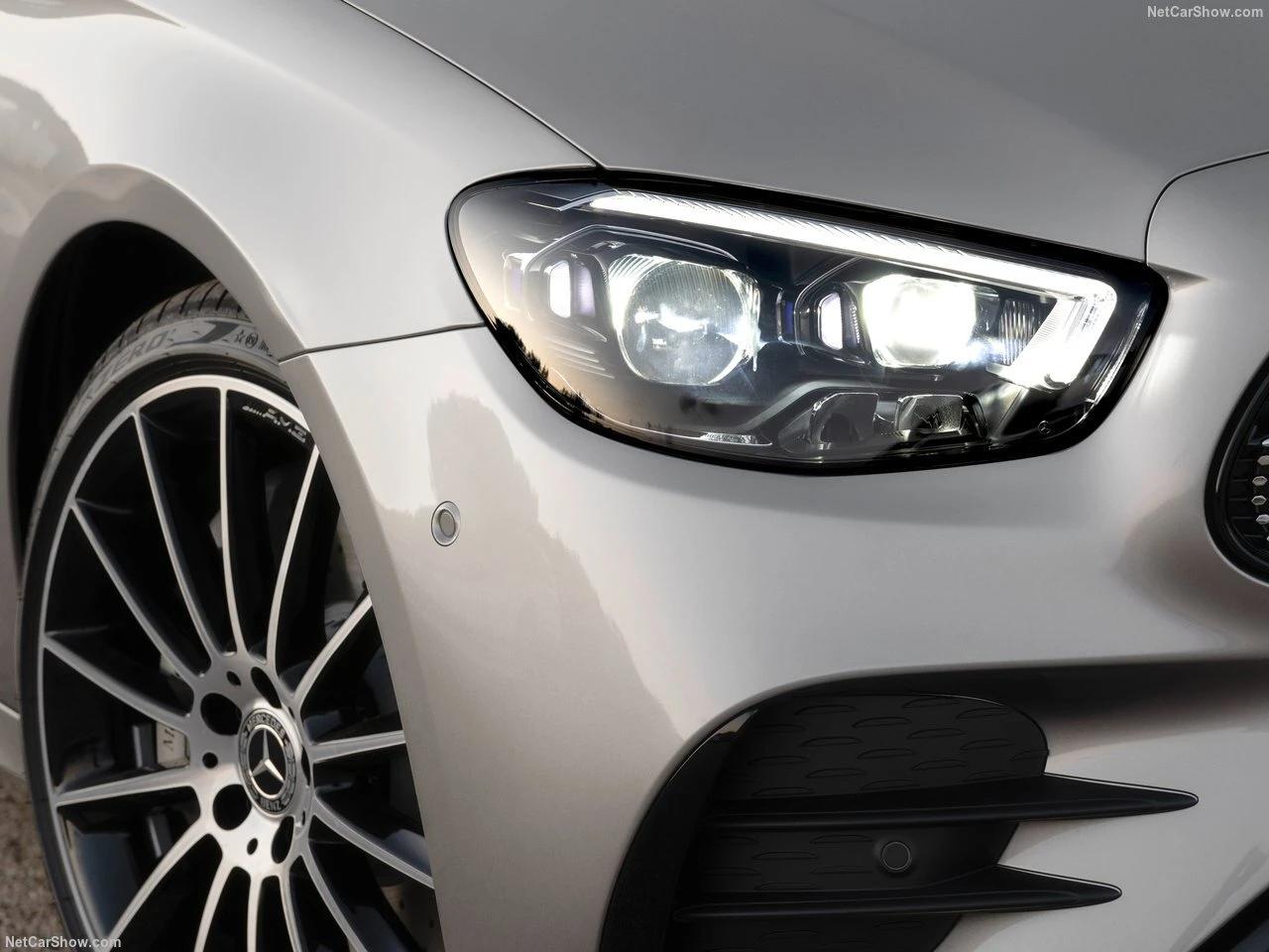 Mercedes-Benz E220d – Éclairage Digital Light intelligent