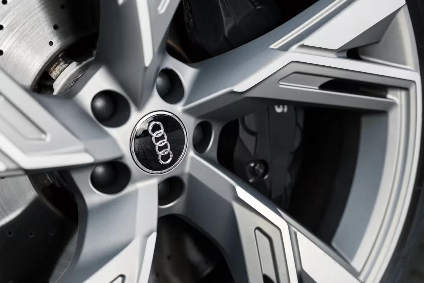 Location Audi RS6 à Genève, voiture de luxe sportive au puissant moteur V8 biturbo