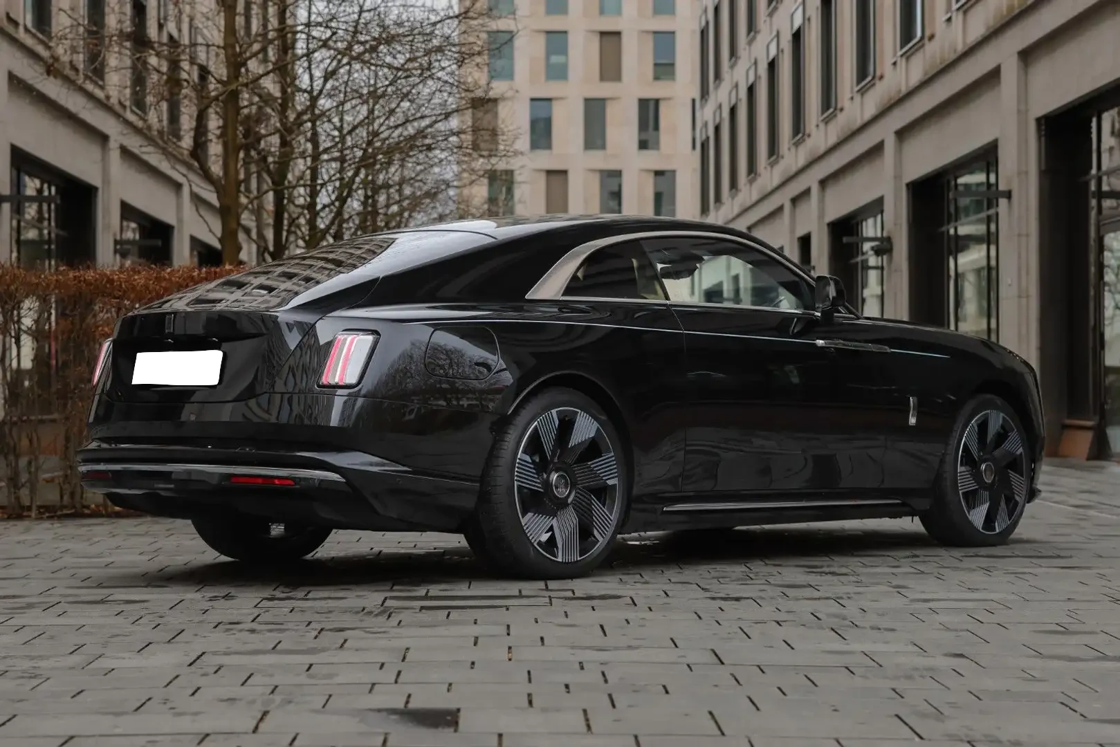 Expérience de conduite silencieuse et luxueuse avec la Rolls-Royce Spectre