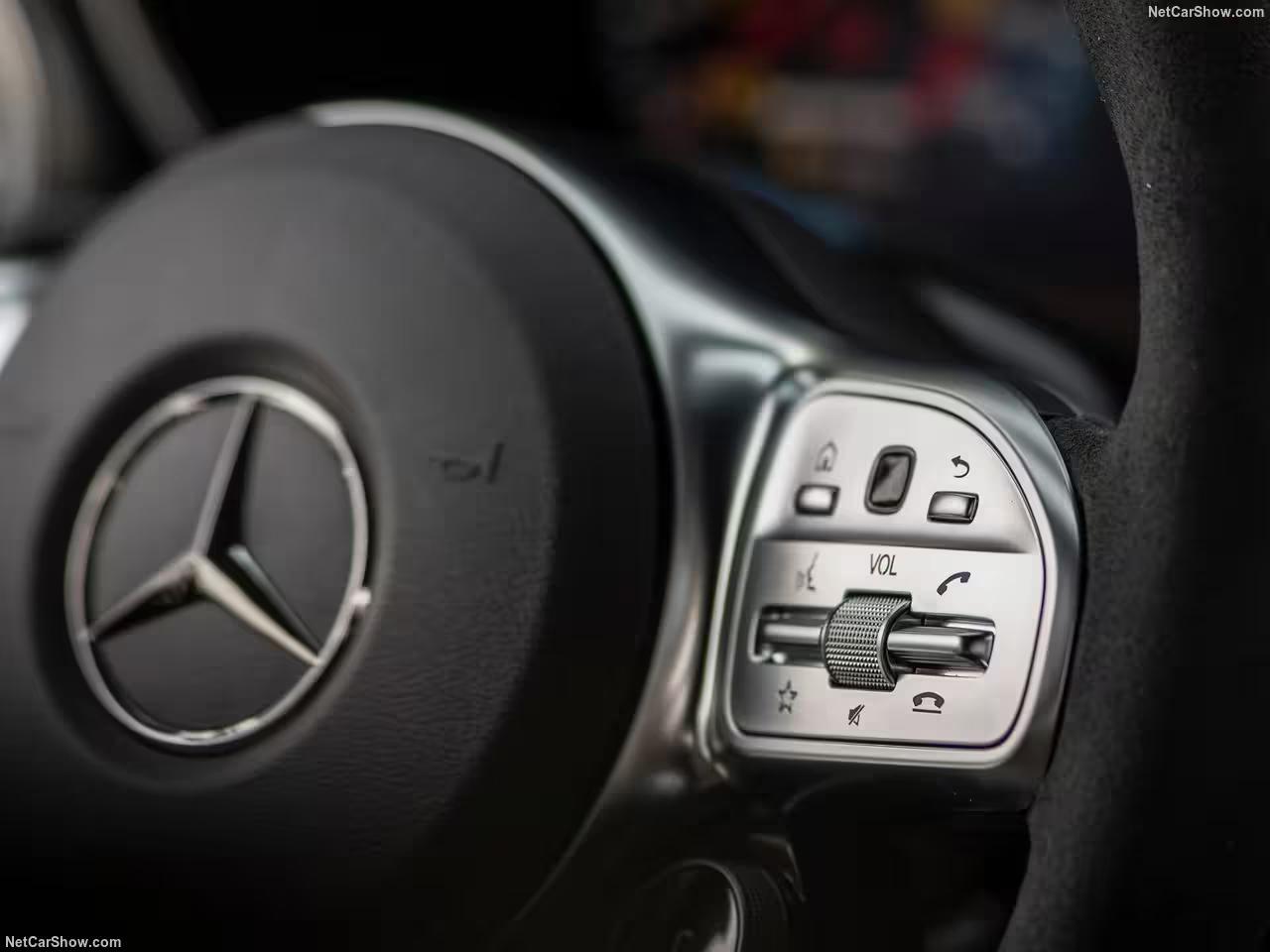 Conduisez un Mercedes GLC 63 S AMG à Genève, location de SUV de luxe en Suisse
