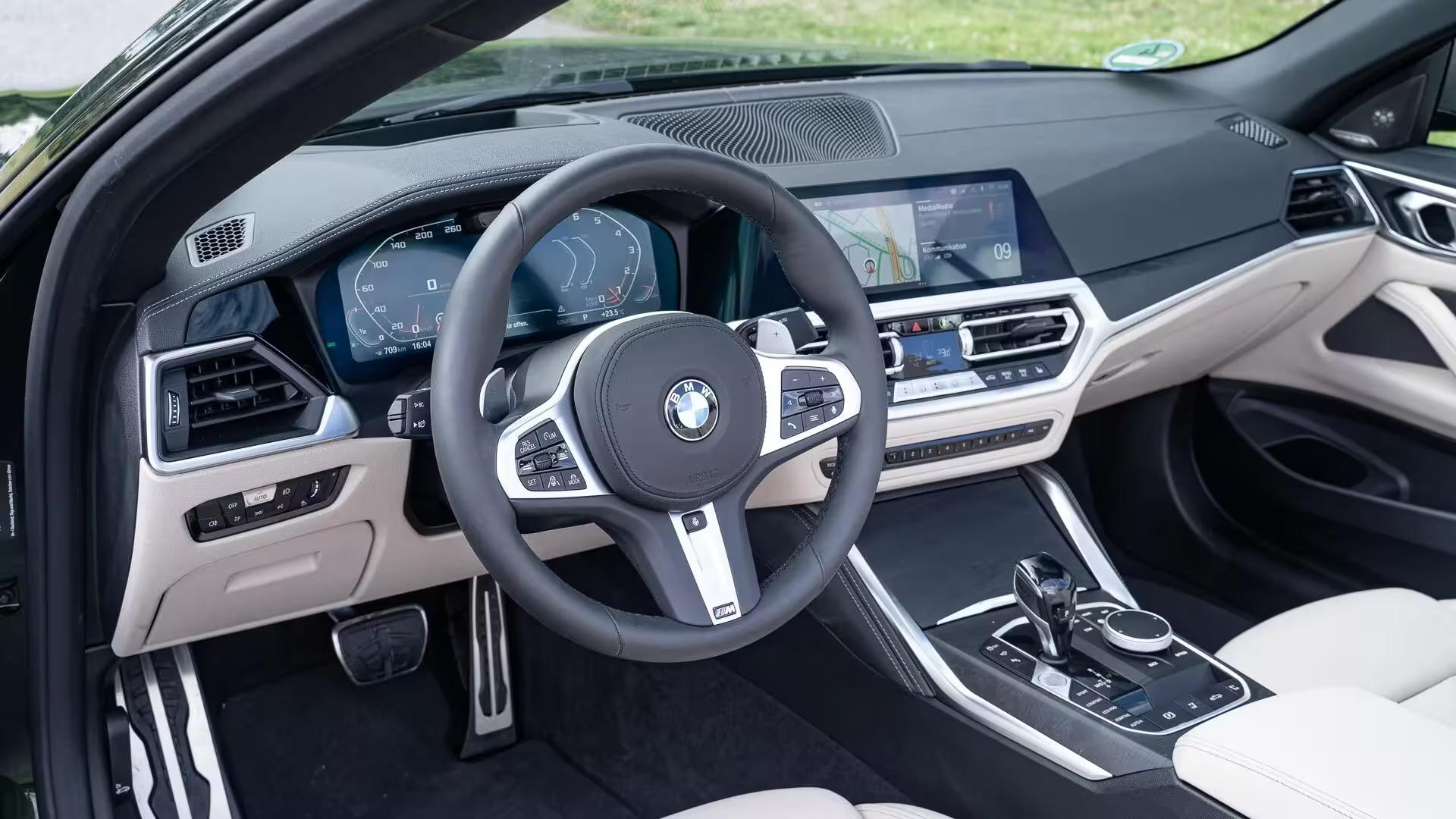 BMW M430i Cabriolet – Un cockpit digital axé sur la connectivité.