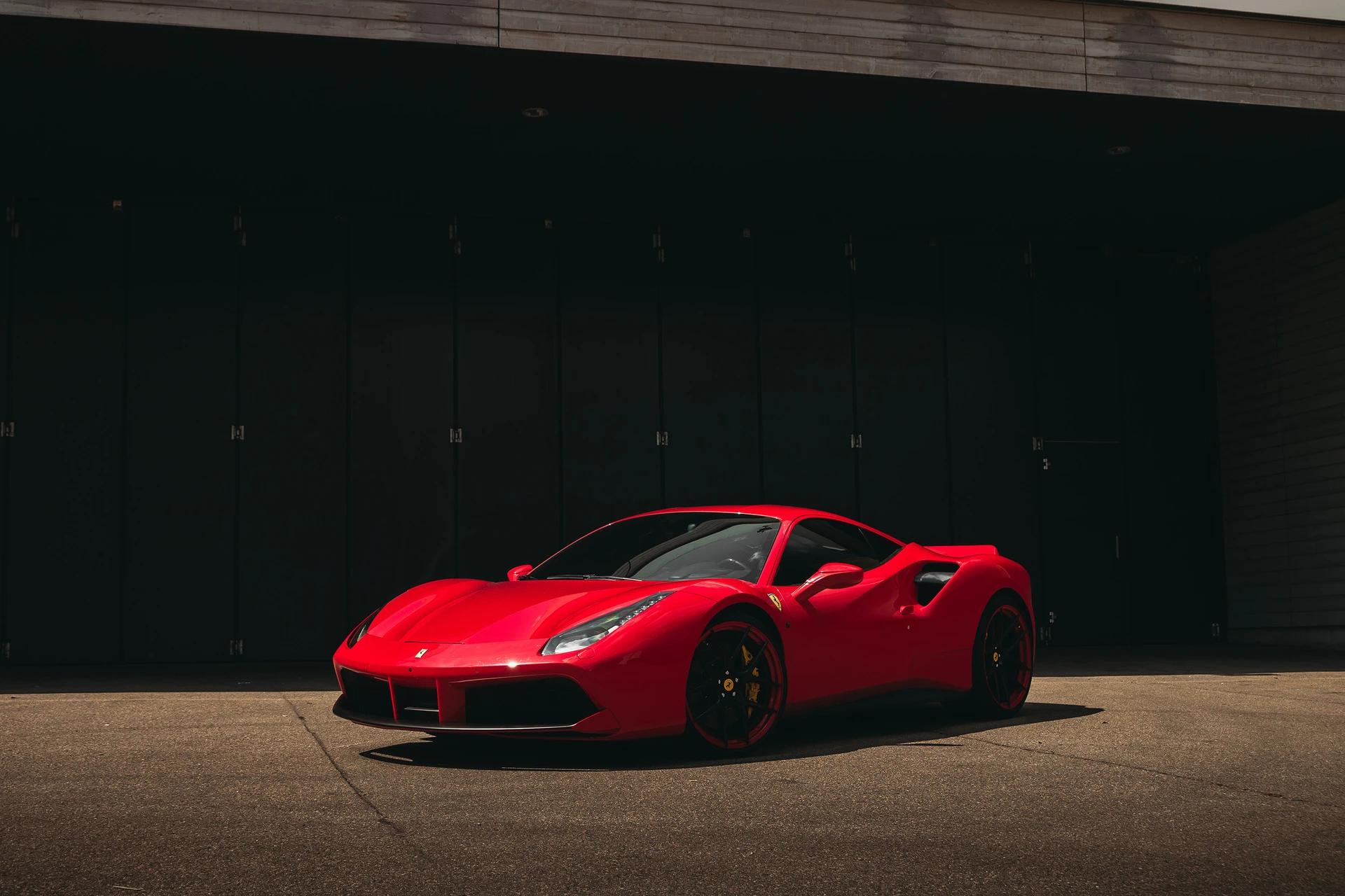 Louez une Ferrari 488 GTB à Genève : une supercar d’exception avec un V8 biturbo.