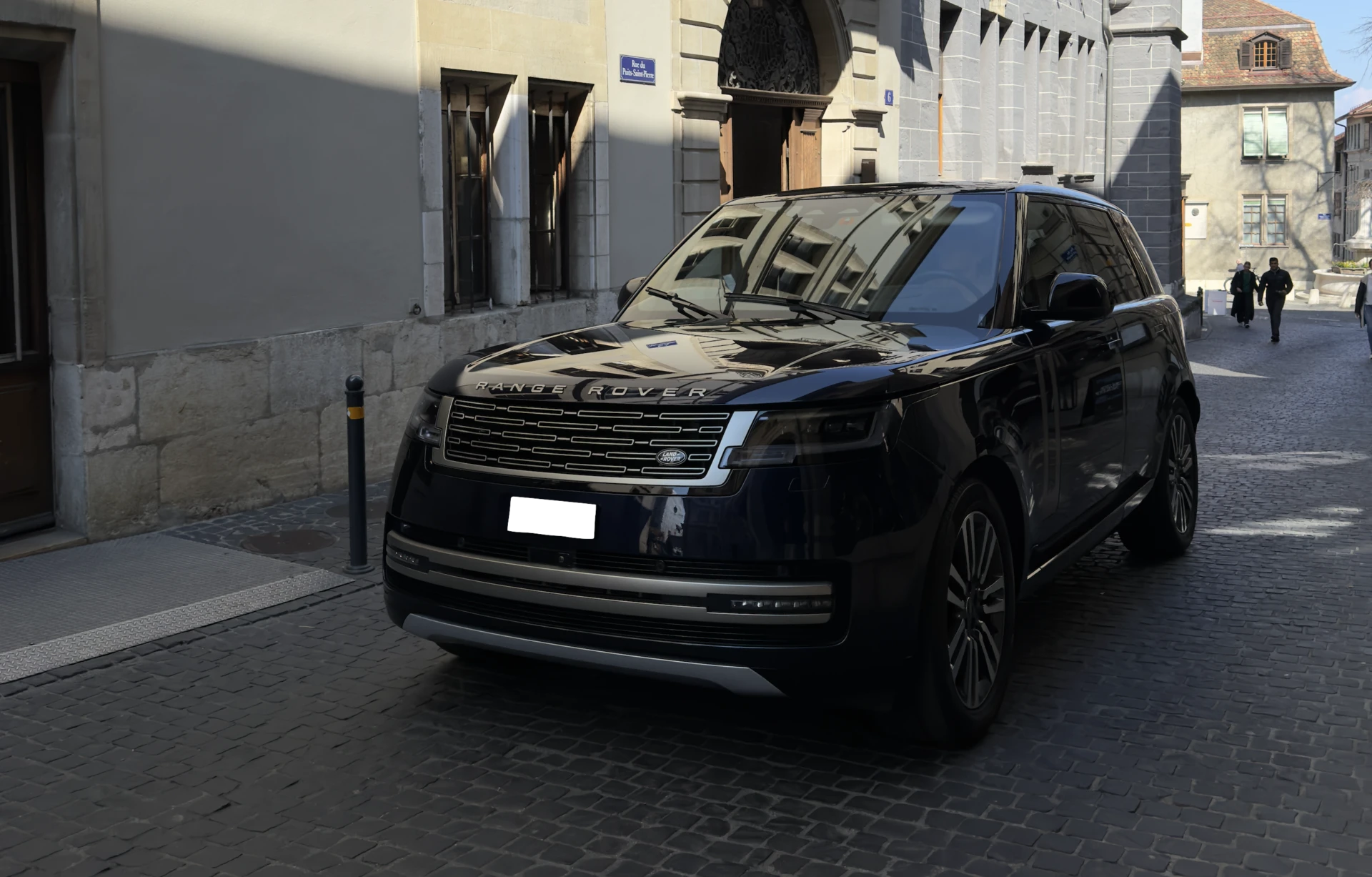 Louez un Range Rover SE en Suisse, un SUV haut de gamme offrant luxe et robustesse.