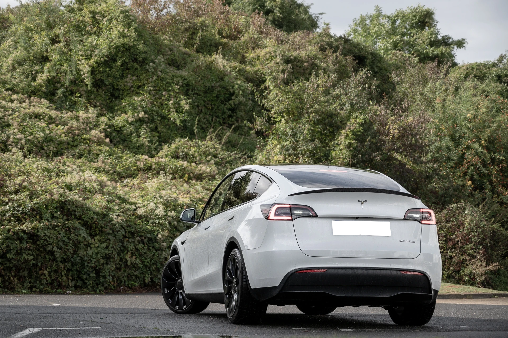 La Tesla Model Y, design épuré et performances remarquables, disponible en Suisse