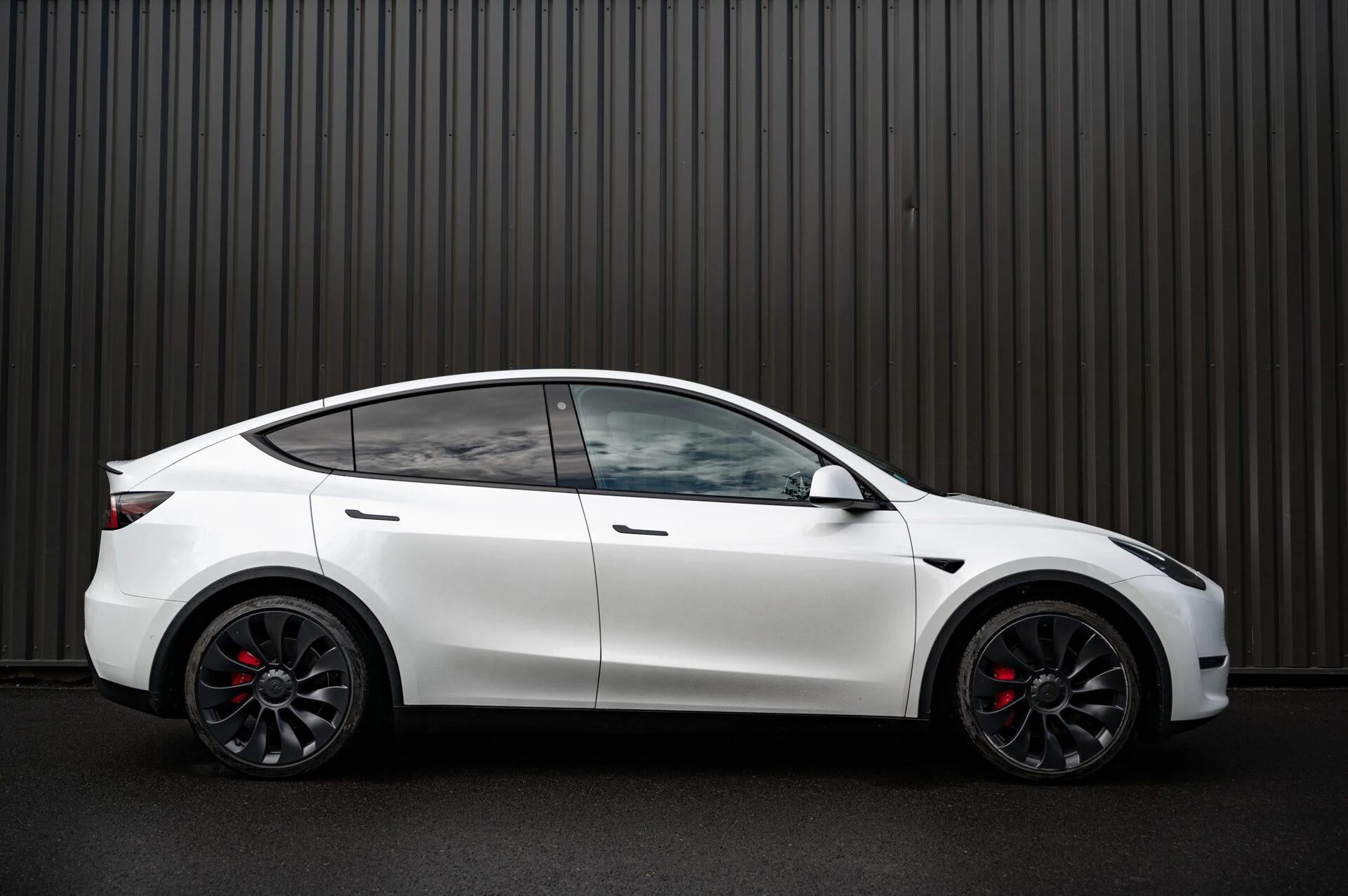 Tesla Model Y – Coffre avant et arrière spacieux