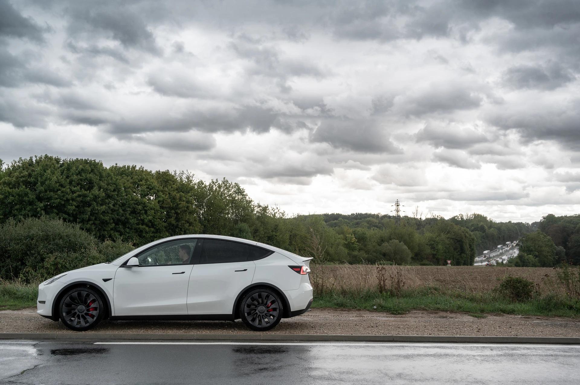 Un SUV alliant écologie et performance, la Tesla Model Y est à louer en Suisse.