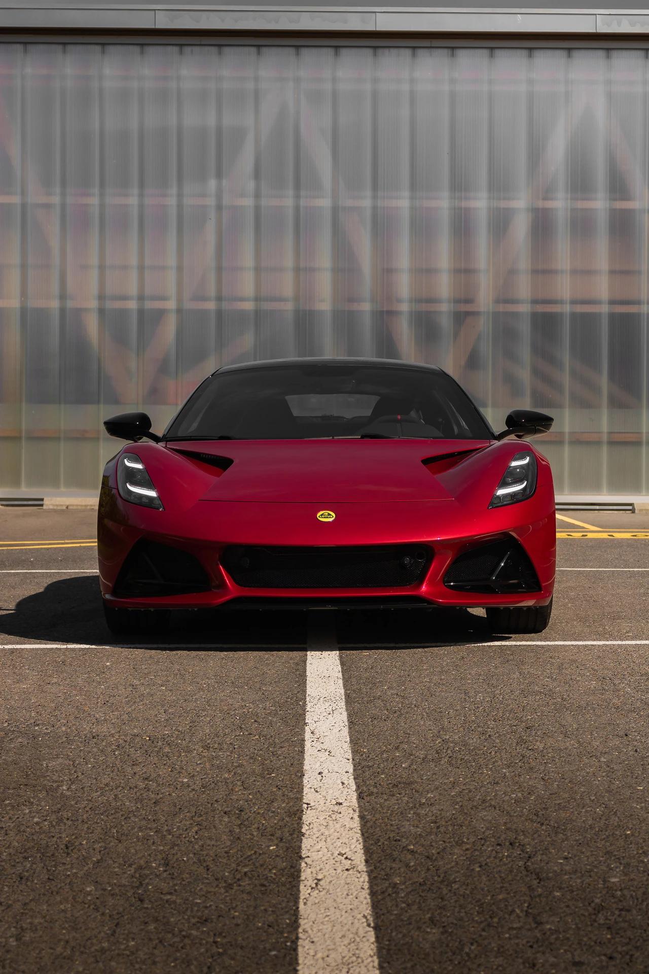 Lotus Emira en location en Suisse, une combinaison parfaite de luxe et de puissance.