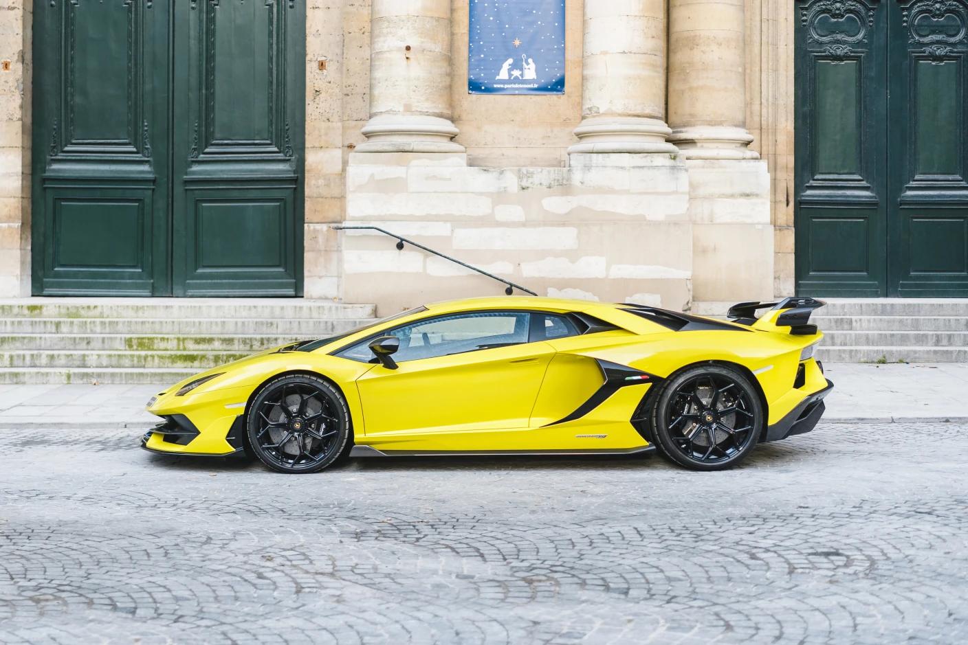 Louez une Lamborghini Aventador SVJ à Genève – Performance pure et prestige