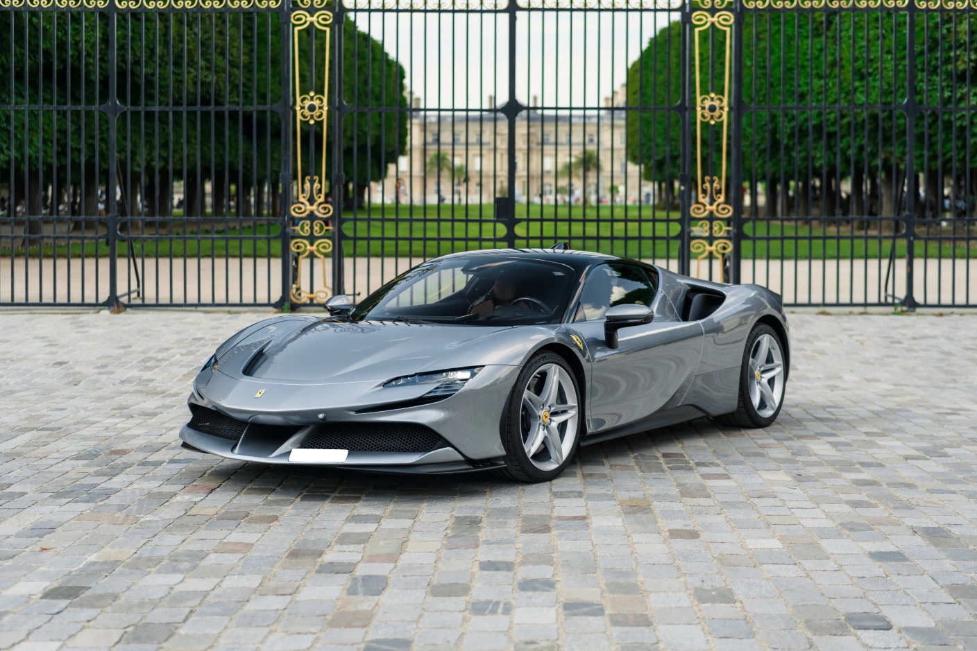 Ferrari SF90 Stradale – Supercar hybride à louer en Suisse