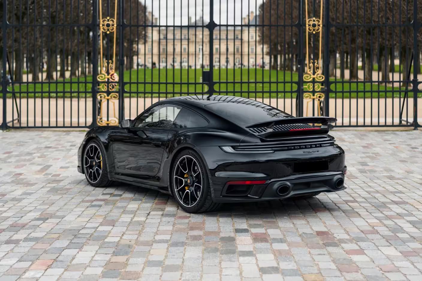 Porsche 911 Turbo S 992 vue de derrière