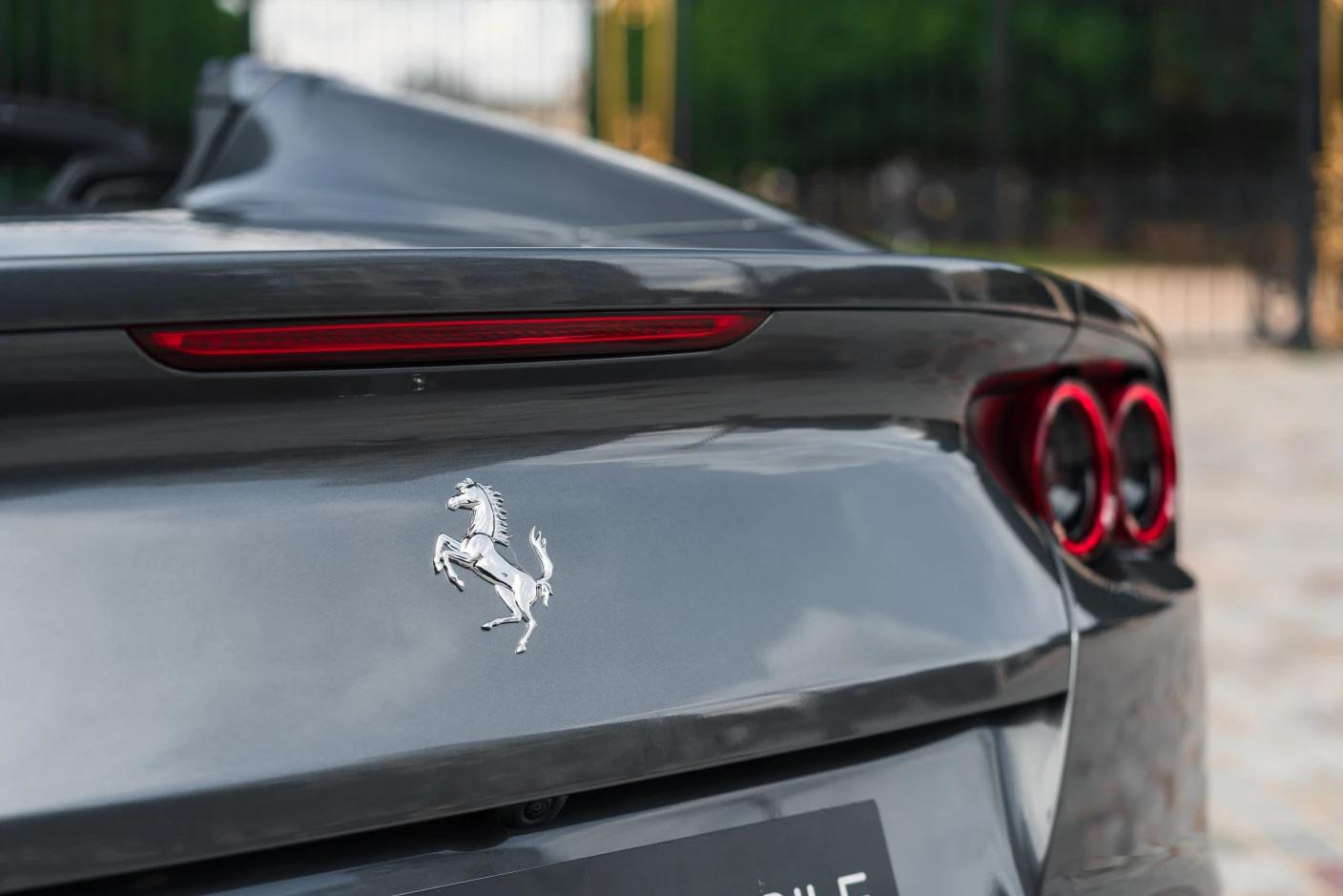 Ferrari 812 GTS – Spoiler Arrière Intégré pour une Stabilité Parfaite