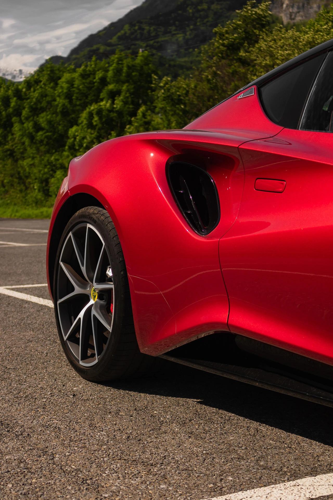 Location Lotus Emira en Suisse avec Astral Motorclub