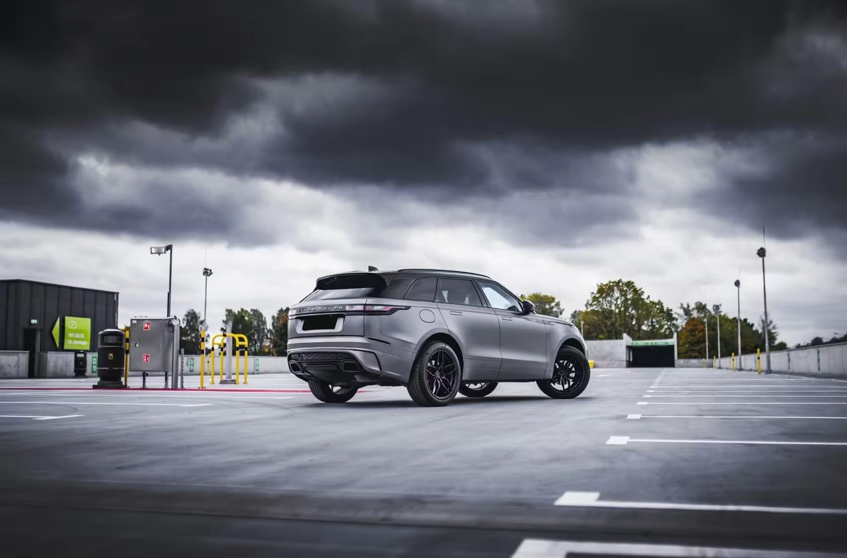 Le Range Rover Velar, un SUV de prestige disponible à la location en Suisse