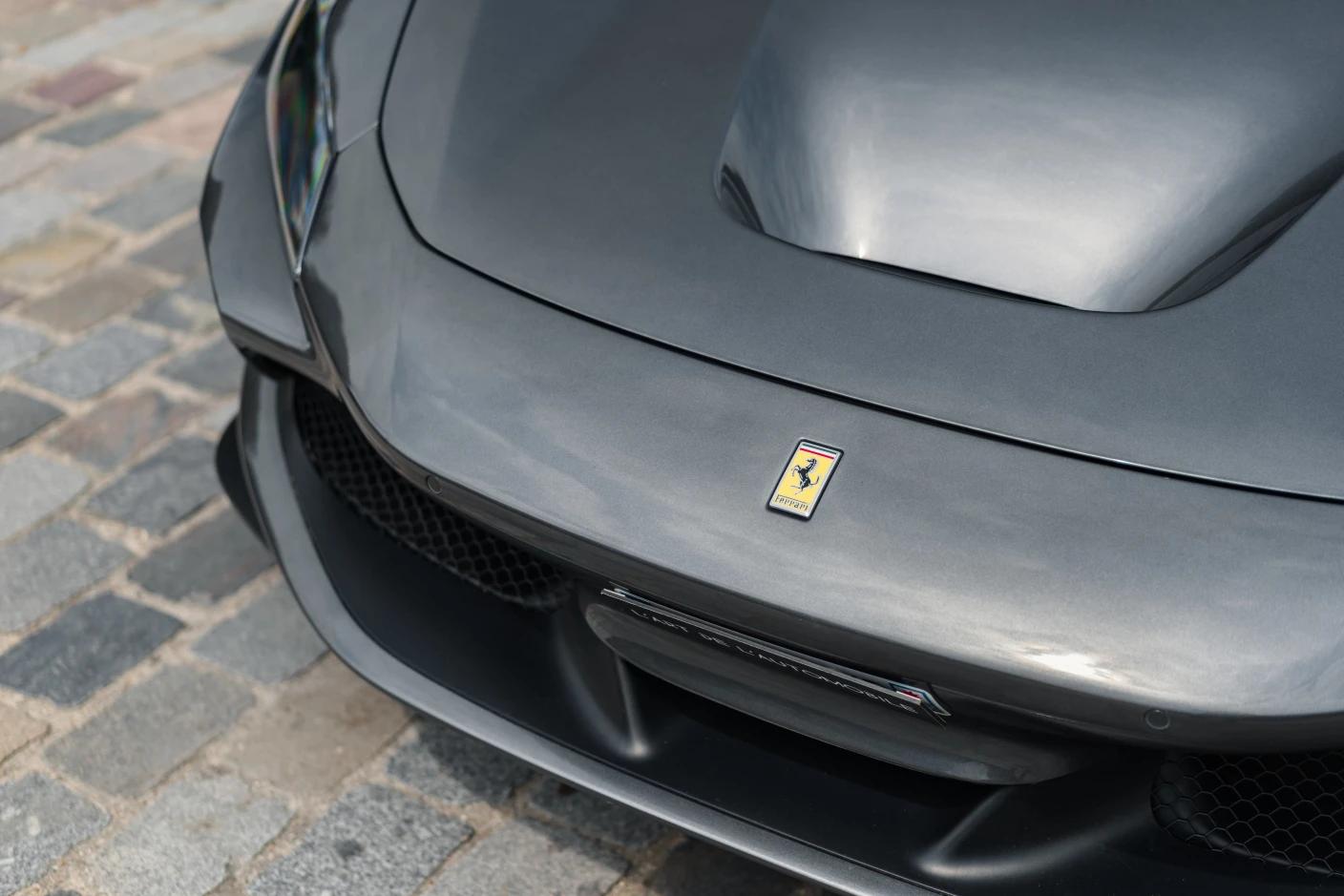 Ferrari F8 Spider – Une capote rigide qui sublime la liberté
