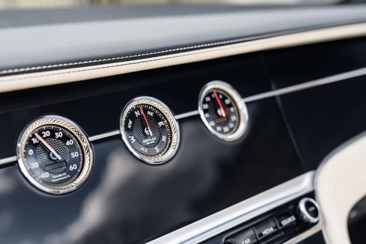 Bentley Continental GTC – Écran Rotatif Bentley : Trois Configurations en Un Seul Mécanisme