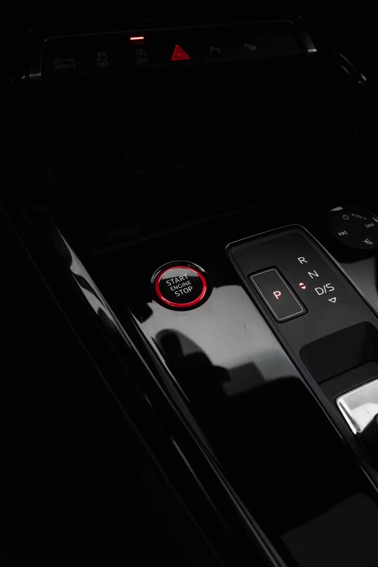 Location Audi RS3 Sedan à Genève, véhicule hautes performances pour une conduite dynamique.