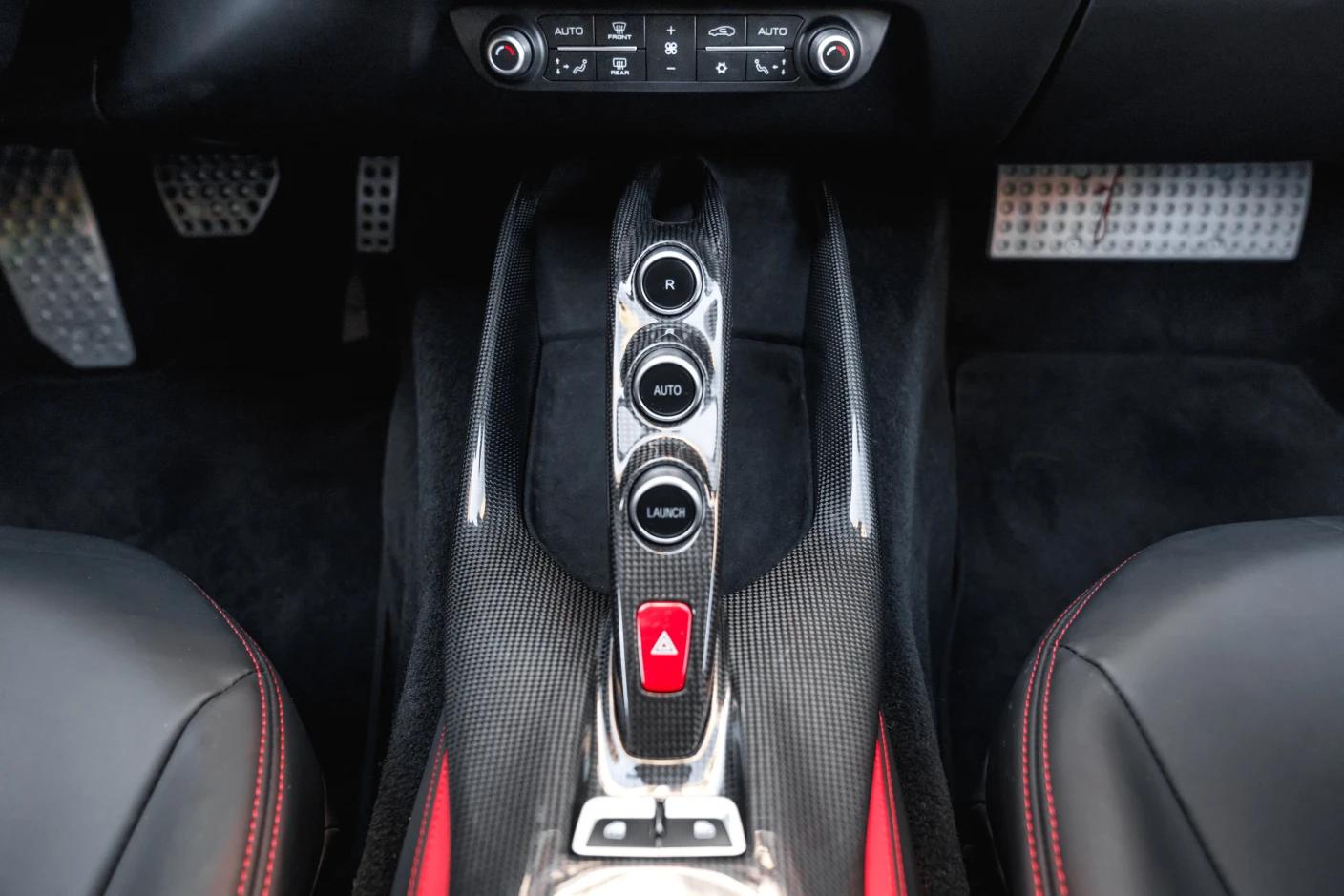 Location Ferrari 812 Superfast en Suisse avec Astral Motorclub