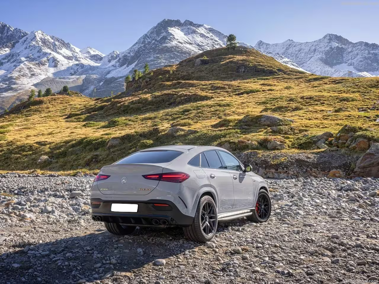 Vue arrière du Mercedes-AMG GLE 53 avec les montagnes en arrière-plan
