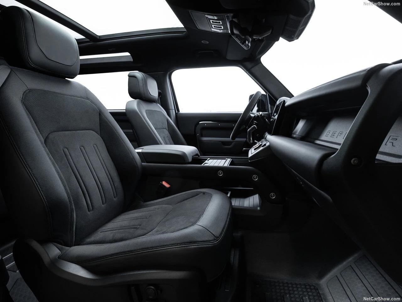 Land Rover Defender 110 – Des seuils de porte et plaques en acier brossé