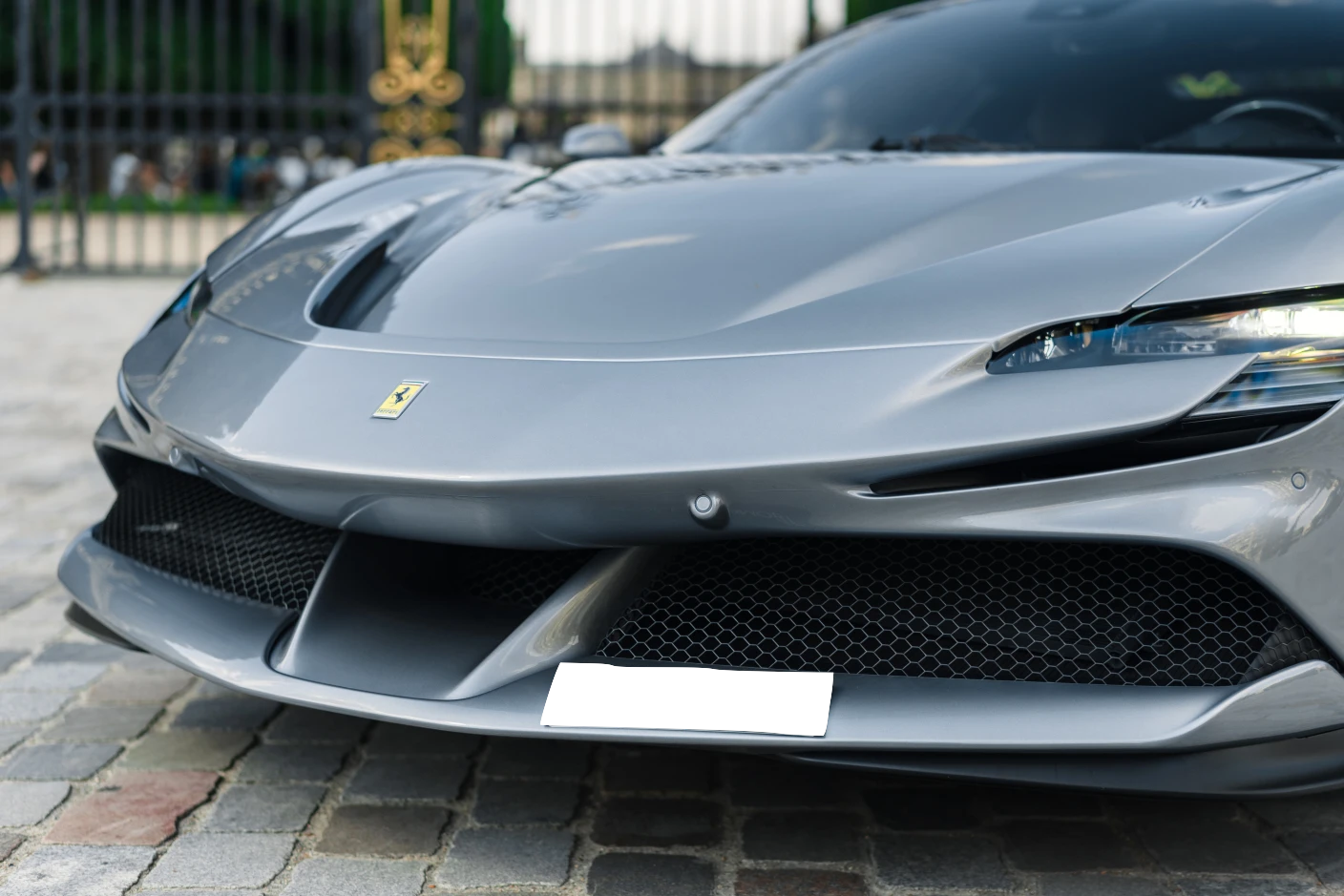 Ferrari SF90 Stradale – Supercar hybride à louer en Suisse