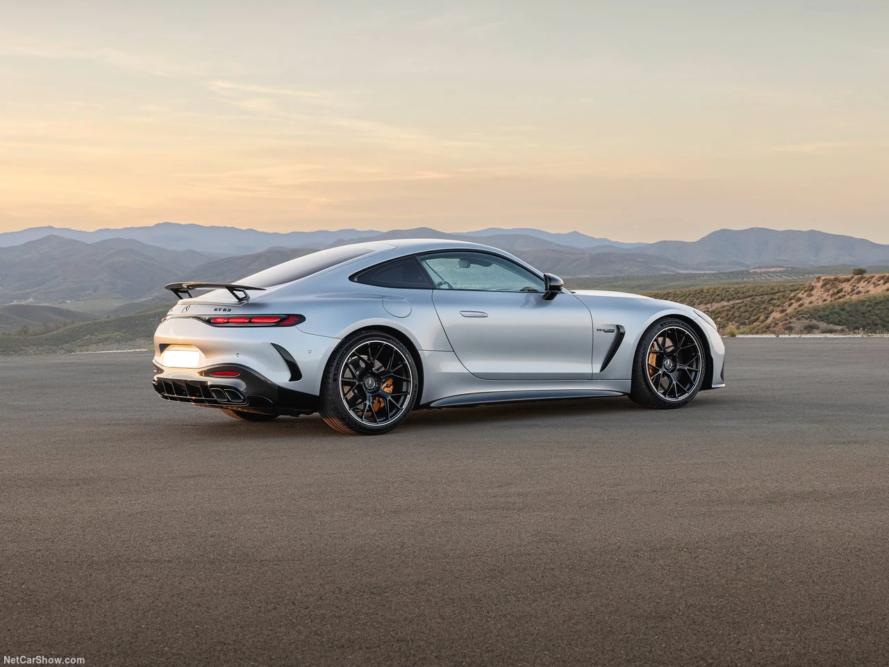 Berline sportive de luxe à louer – Mercedes-AMG GT63 S en configuration VIP