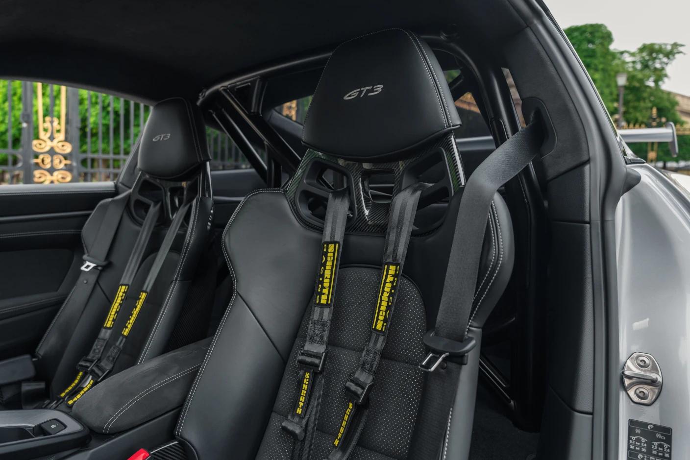 Porsche 911 GT3 – Habitacle Axé sur le Pilotage : Alcantara et Fibre de Carbone
