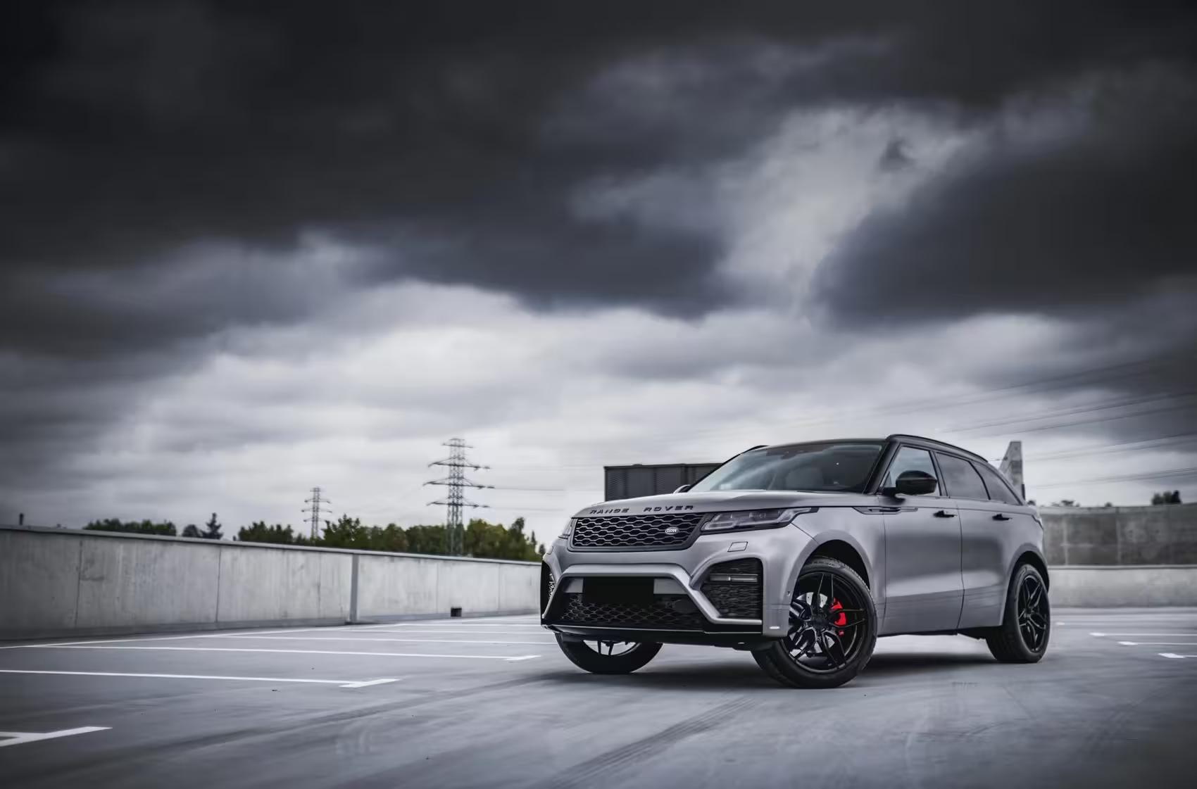 Louez un Range Rover Velar en Suisse, un SUV de luxe au design raffiné et aux performances exceptionnelles.