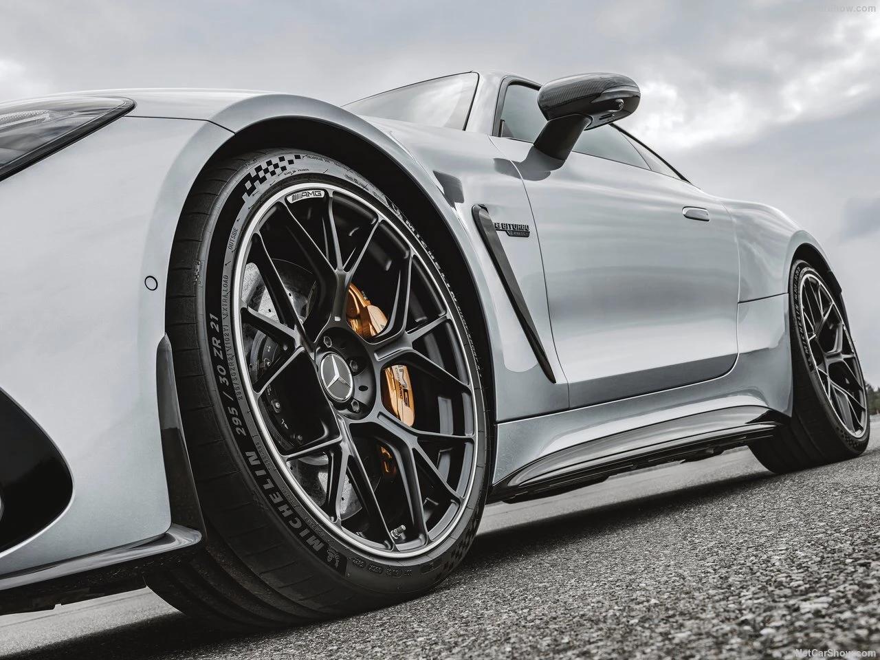 Louez une Mercedes-AMG GT 63 S à Genève – La berline sportive de luxe ultime