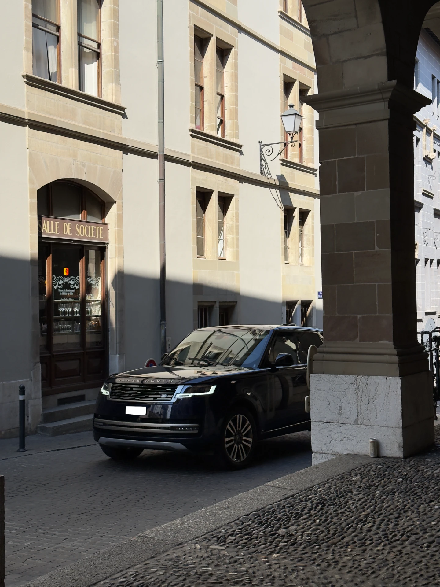 Profitez d’un SUV alliant confort exceptionnel et performance avec le Range Rover en Suisse.
