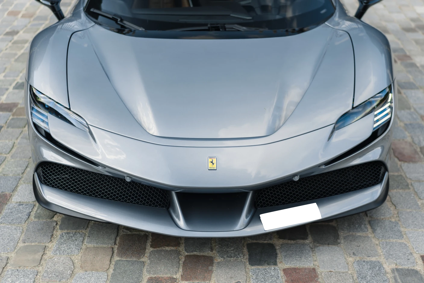 Louez une Ferrari SF90 pour un week-end de luxe en Suisse