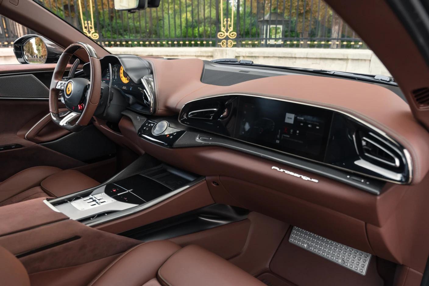 Location Ferrari Purosangue : le rugissement du moteur V12 atmosphérique