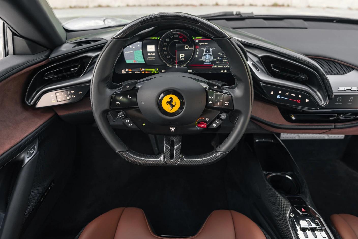 Ferrari SF90 Stradale – Cockpit Minimaliste et 100% Digital