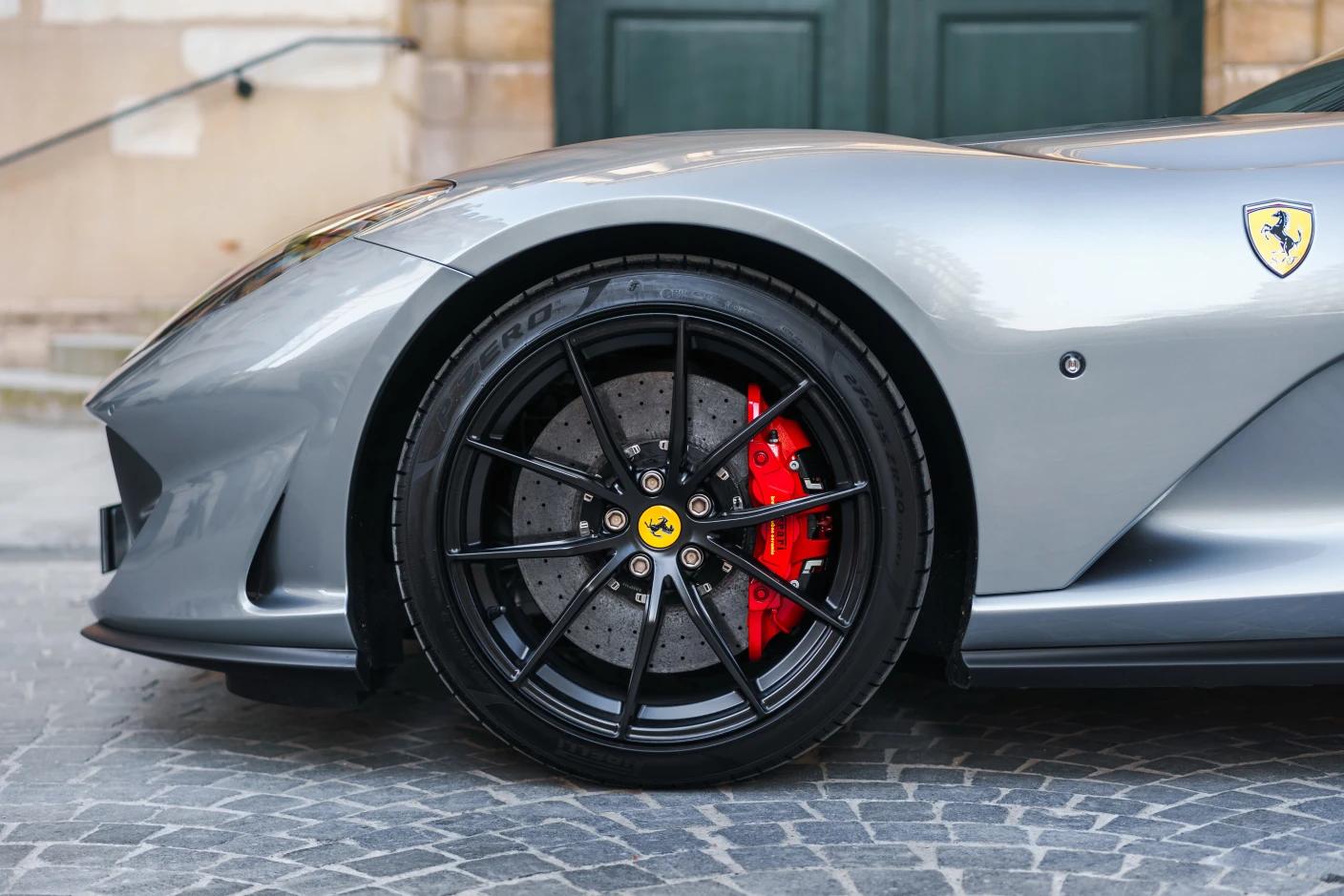 Louez une Ferrari 812 Superfast pour un événement privé ou un road trip exclusif