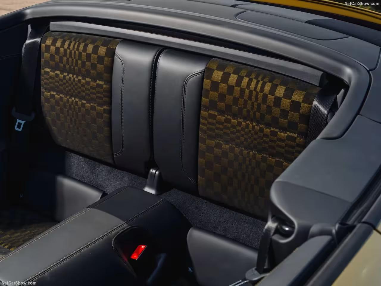 Sièges arrière au motif Pasha dans la Porsche 911 Spirit 70 décapotée