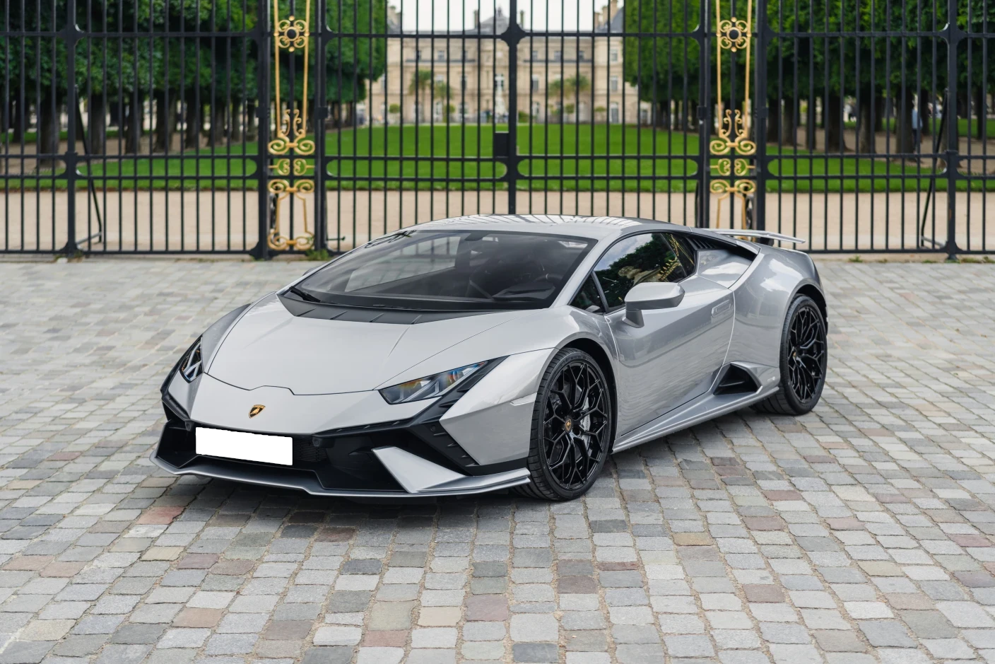 Lamborghini Huracan Tecnica, une voiture de sport prestigieuse à louer en Suisse.
