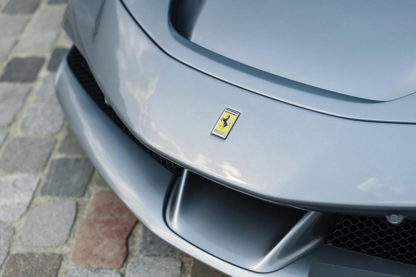 La puissance de la Ferrari SF90 sur les autoroutes suisses