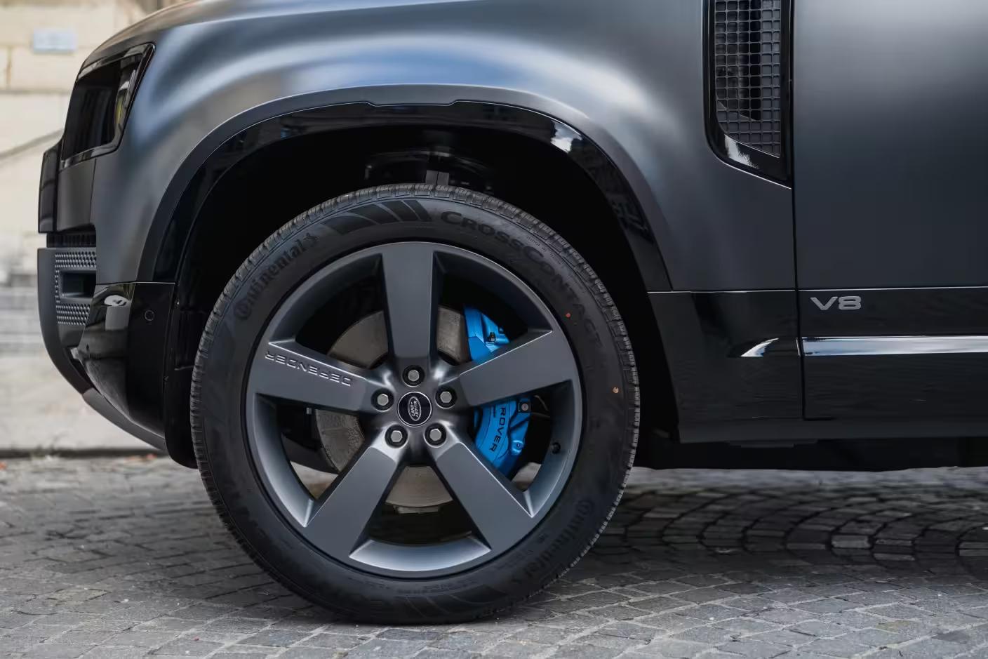 Landrover Defender V8 – Jantes alliage 22 pouces : performance et robustesse tout-terrain