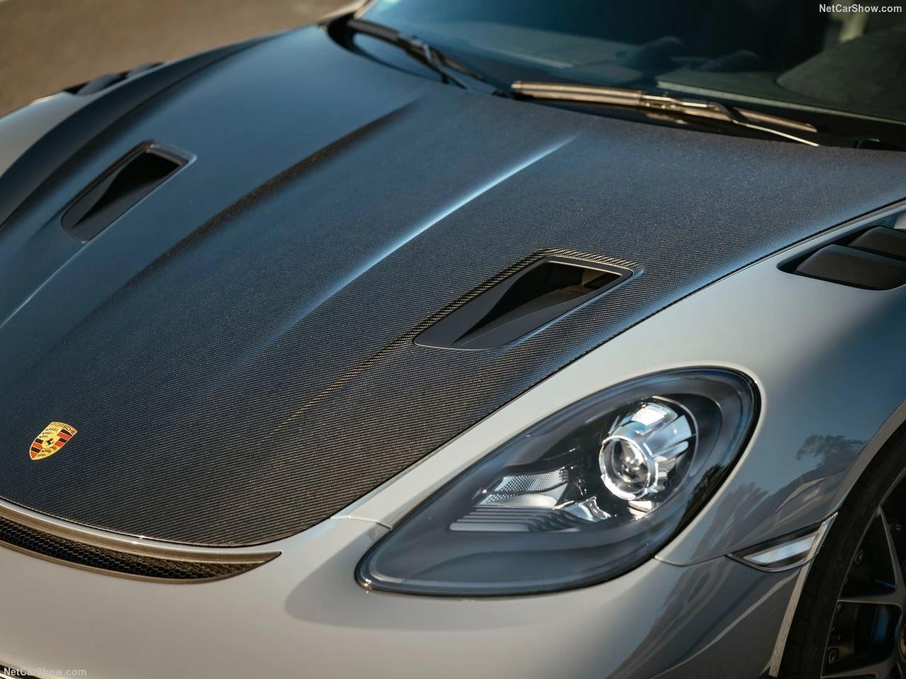 Porsche 718 GT4 RS – Pack Weissach : Une signature exclusive.