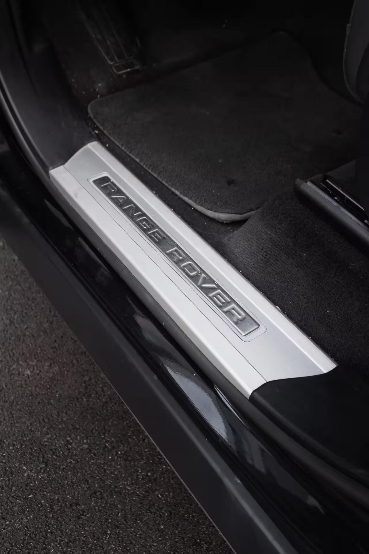 Louez un SUV compact premium comme le Range Rover Evoque pour vos trajets en Suisse