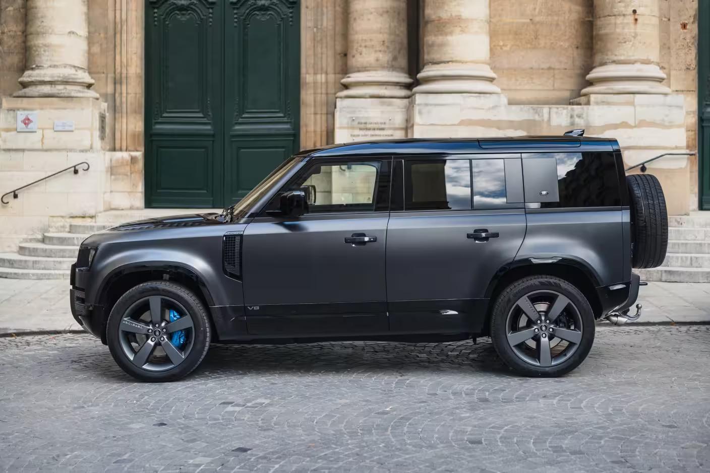Location de Land Rover Defender à Genève et en Suisse, véhicule tout-terrain de luxe.