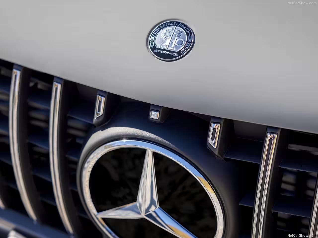 SUV Mercedes GLE 53 AMG noir en location à Genève, performance et confort