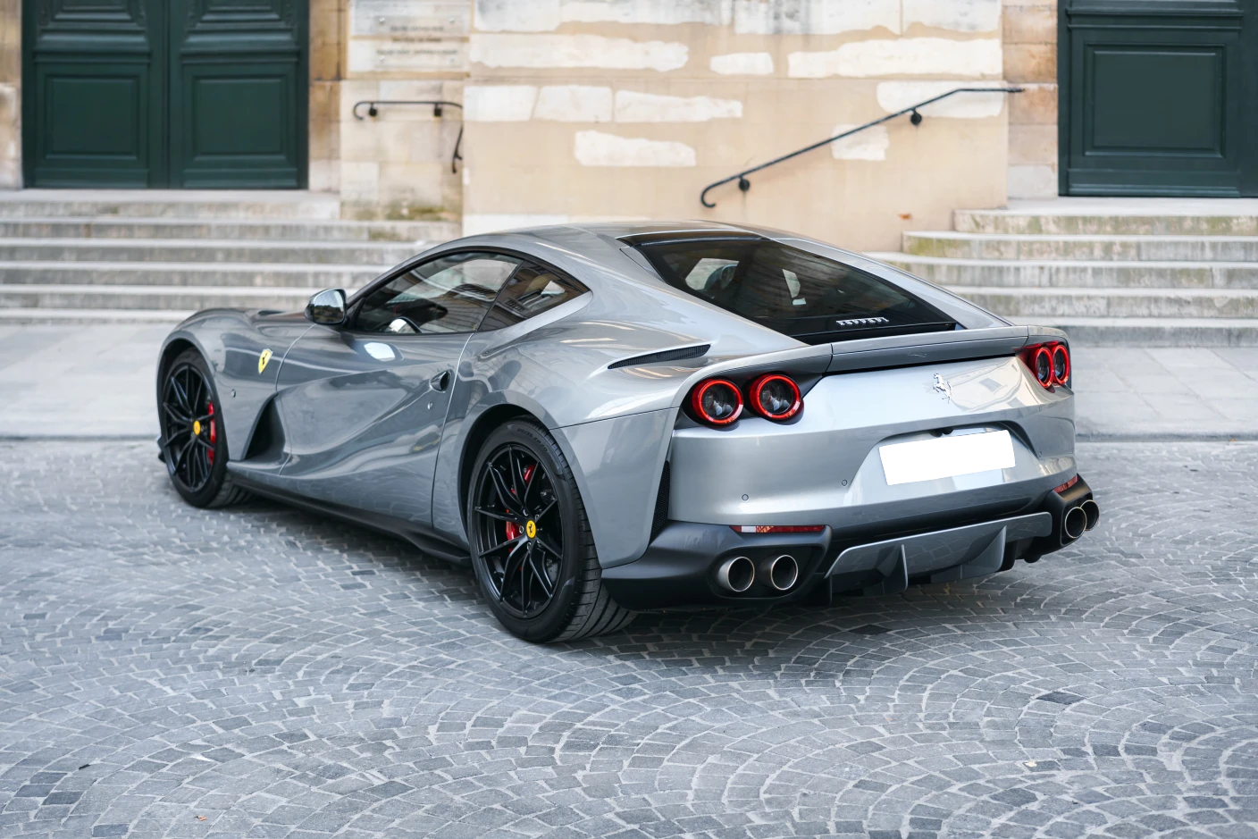 Location Ferrari 812 Superfast – Une grand tourisme d'exception pour une conduite d'élite